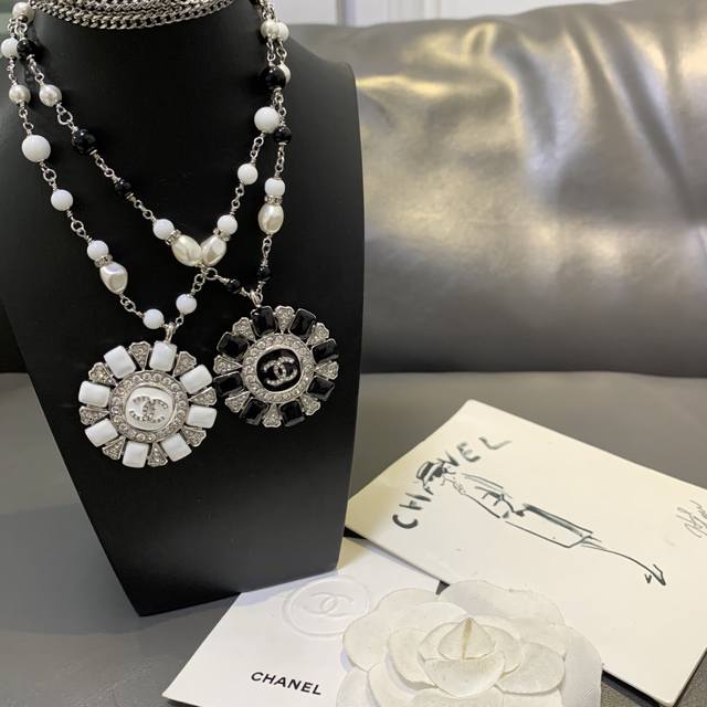 No. Xxl0220 Black No. Xxl0238 White 25C New Black Enamel Full Diamond Double C R
