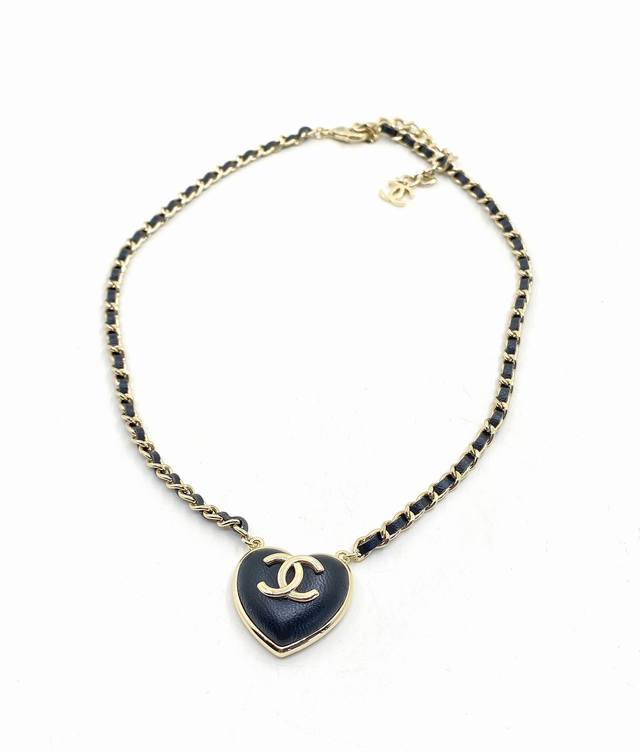 Chanel latest black love leather necklace consistent with Z batch brass material