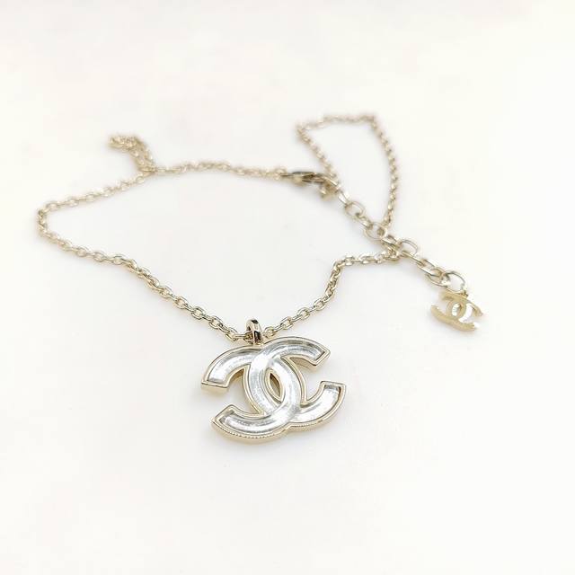 Chanel latest white pattern Cc necklace consistent with Z batch brass material