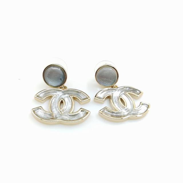 Chanel latest white pattern Cc earrings consistent with Z batch brass material