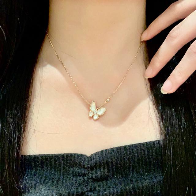 Vancleefar Els flower Alhambra pendant, unique design, timeless and elegant neck