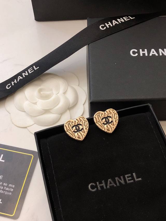 Chanel 24th batch new golden lava heart earrings asymmetrical earrings heart plu
