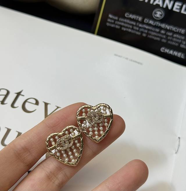 Chanel earrings hot sale new batch Z Chanel25 heart-shaped double C earrings Pea