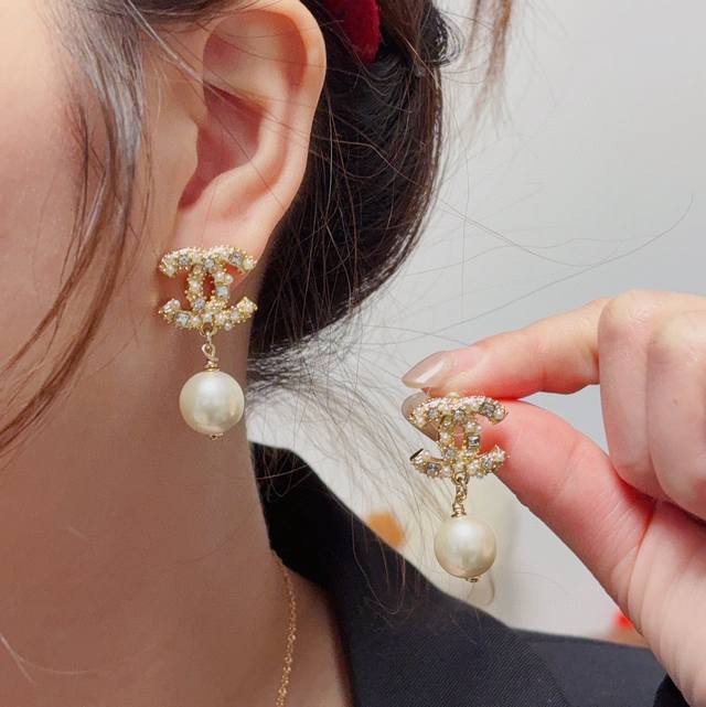 New high-end Chanel Chanel double C simple diamond, pearl earrings, this earring