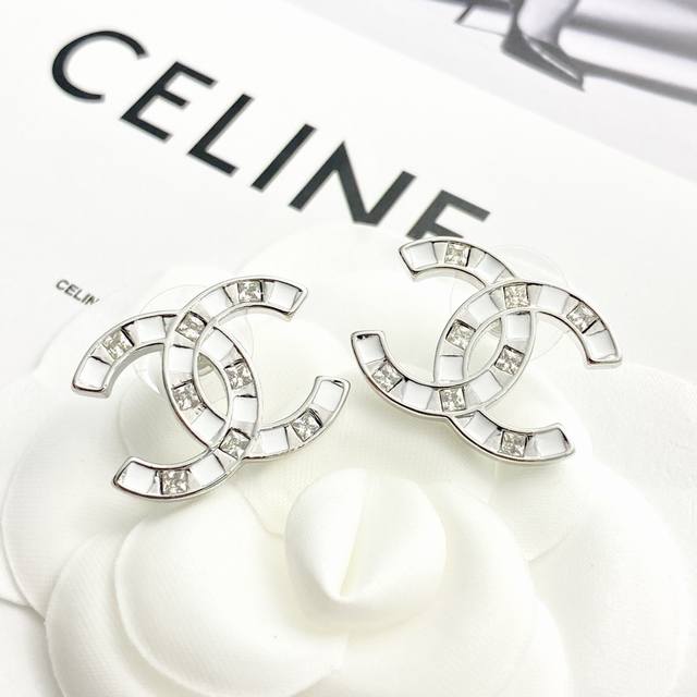 Code E2906 Chanel earrings are hot-selling and new Chan 25 white oil-drop square