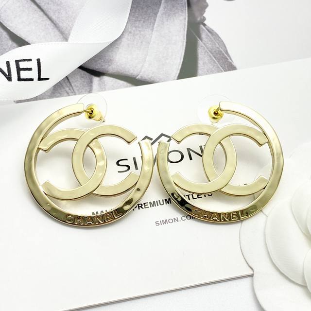 Code E2907 Chanel earrings are hot-selling and are available in the same time as