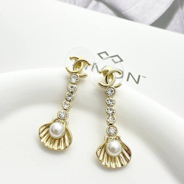 Code E2953 Chanel earrings are hot-selling and new. Chan 25 pearl shell rhinesto