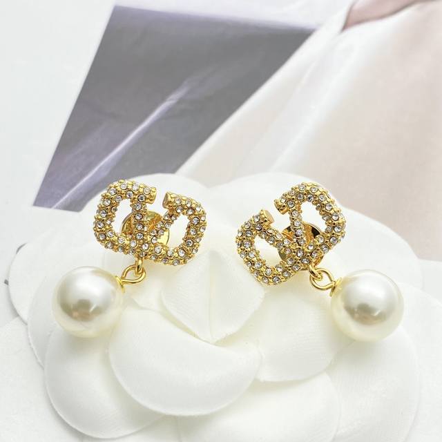 Code E2951 Valentino earrings are hot-selling models and are now on sale. Valent