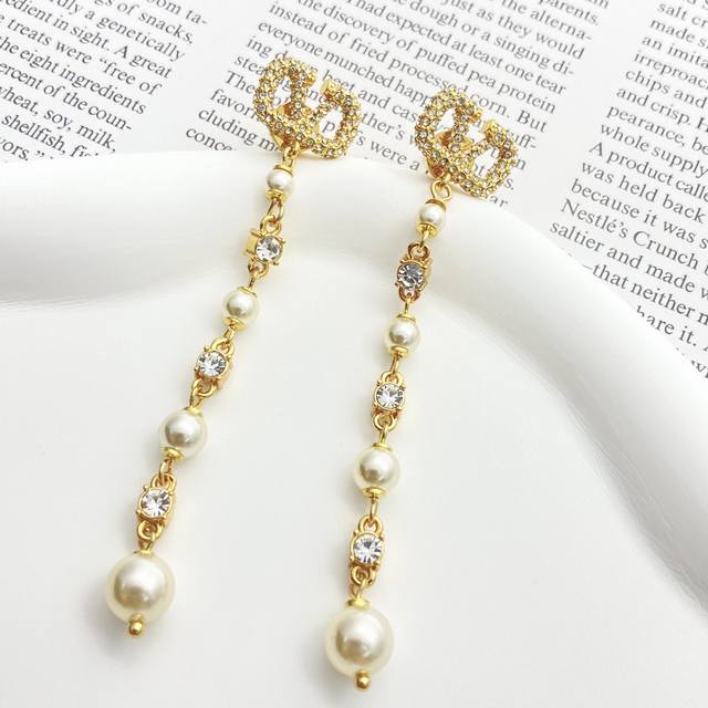 Code E2950 Valentino earrings are hot-selling and are now on sale. Valentino thr
