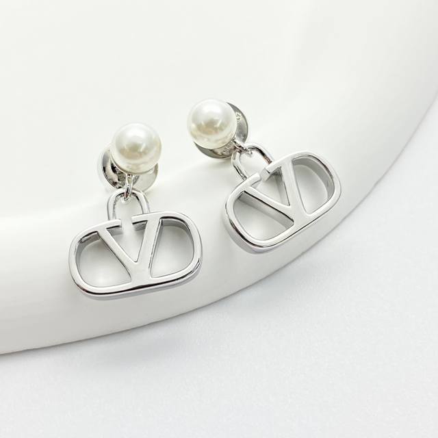 Code E2948 Valentino earrings are hot-selling models and are now on sale. Valent