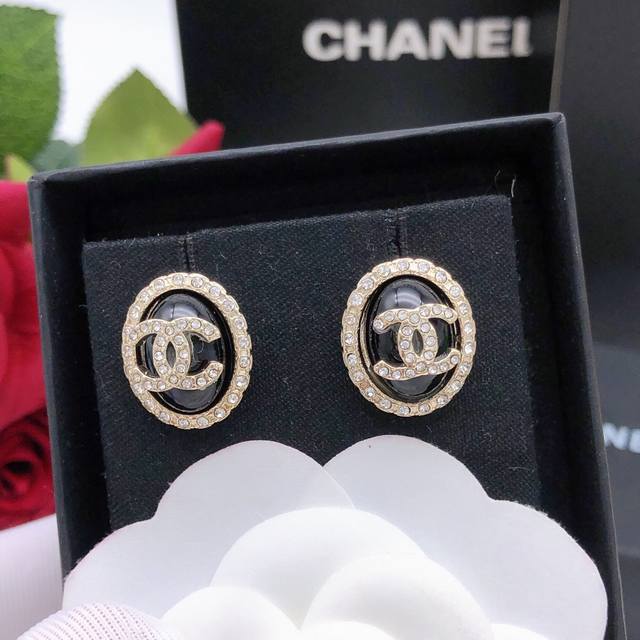 No. Xed0107 Black No. Xed0106 White Chanel's new oval black and white pearl diam