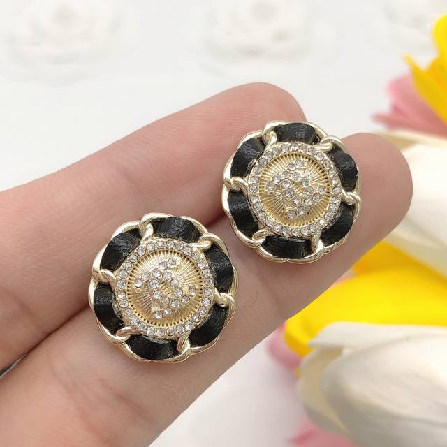 No. Xed0223 Chanel original new leather round double C earrings high-end quality