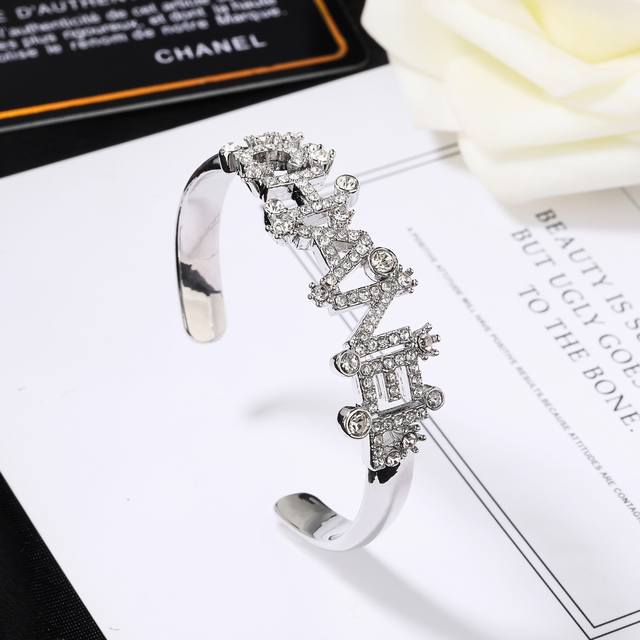 The new Chanel bracelet is very finely crafted in every detail. This design is v