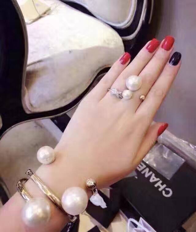 Dior set counter material with high-grade pearls, unique design and noble colors