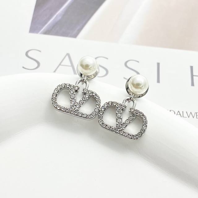 Code E2947 Valentino earrings are hot-selling models and are now on sale. Valent