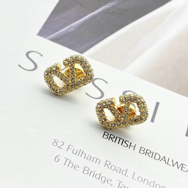 Code E2946 Valentino earrings are hot-selling models and are now on sale. Valent