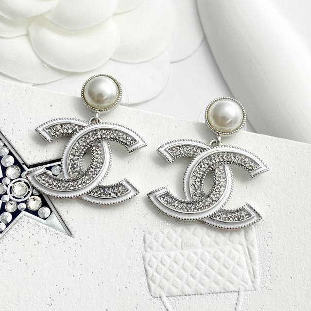 Code E2939 Chanel earrings are hot-selling and new Chan 25 white-rimmed sequins
