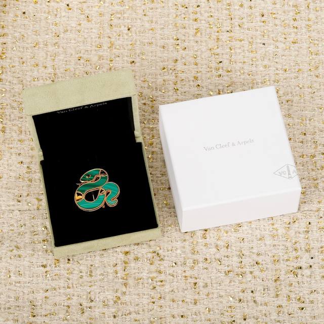 250169 Our snake-shaped brooches can be customized with real gold and real diamo