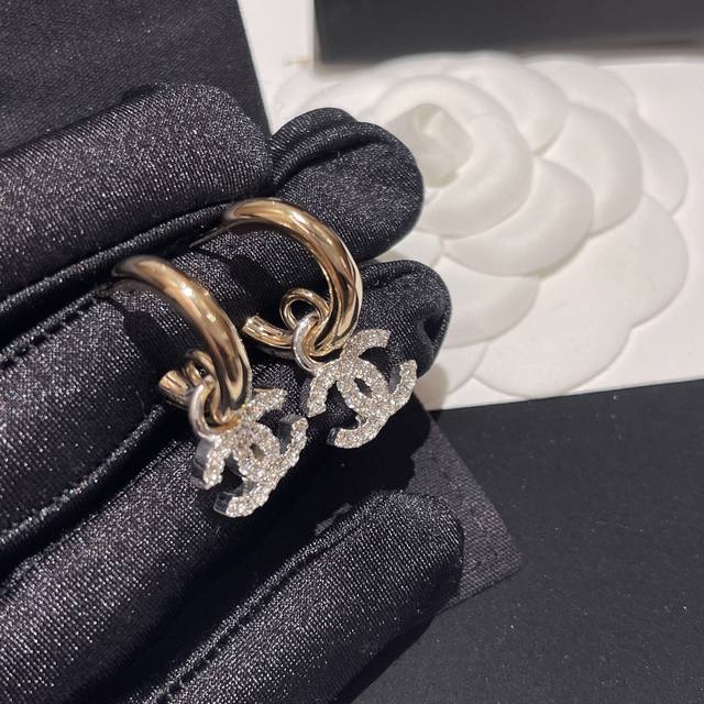 No. Xed0952 Chanel 22C early spring new product Light gold ear hook silver doubl