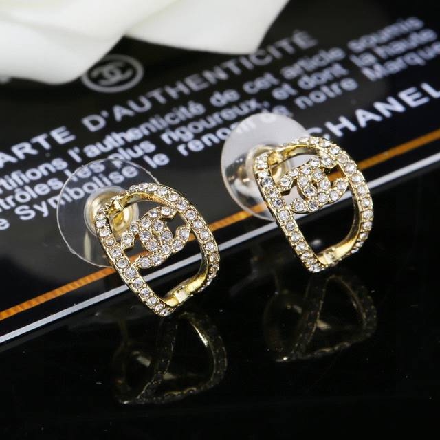 Xiaoxiang's new earrings are made with great detail. This design is very beautif