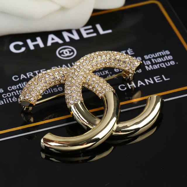Chanel's new full diamond double C brooch, every detail is very fine workmanship