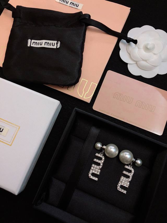 Zp version Miumiu letter earrings are elegant and generous, exquisitely designed