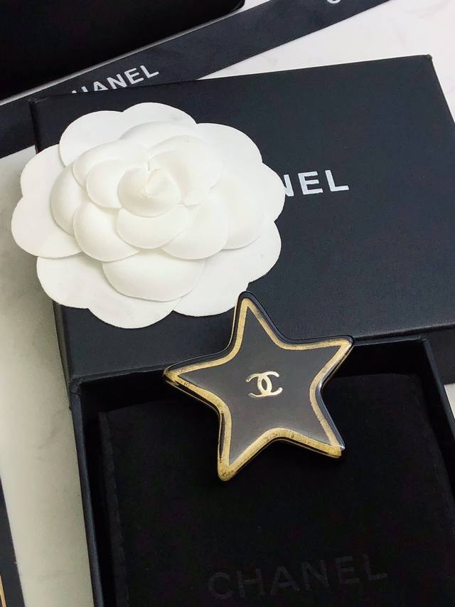 Chanel's new brooch Fashionable and versatile, beautiful things don't need a gor
