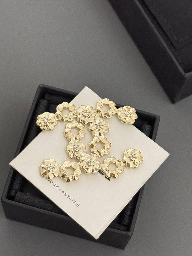 Ch*Nel new flower star hollow Cc brooch consistent Zp brass material