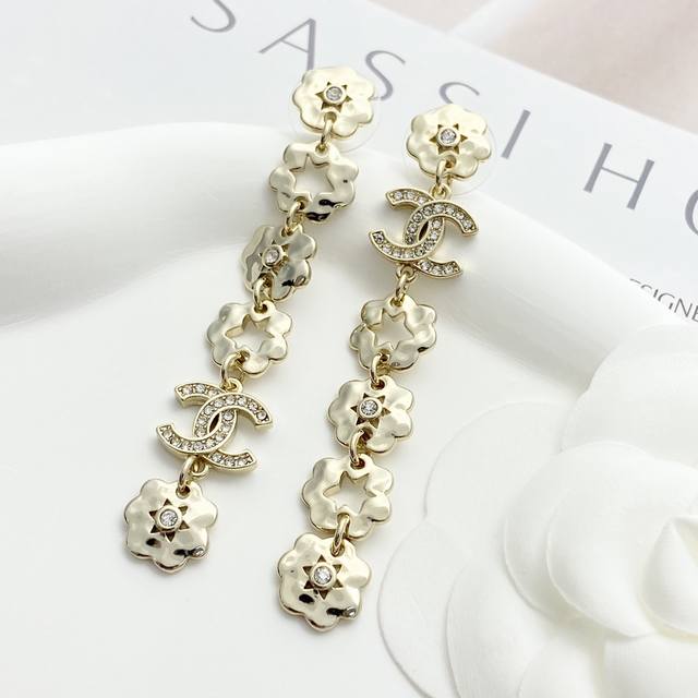 Code E2936 Chanel earrings are hot-selling and are now available. Chan 25C Ab ho