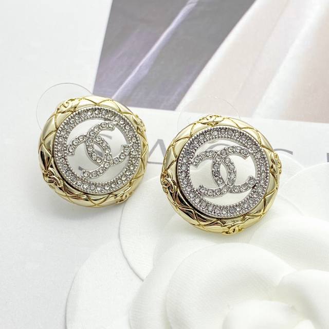 Code E2933 Chanel earrings are hot-selling and new. Chan 25C gold lattice hollow