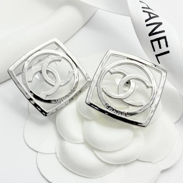 Code E2932 Chanel earrings are hot-selling and are available in the same time as