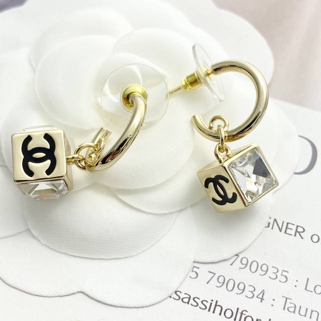 Code E2931 Chanel earrings are hot-selling and are now on sale. Chan 25 small sq