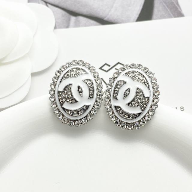 Code E2930 Chanel earrings are hot-selling and new Chan 25 silver full diamond o