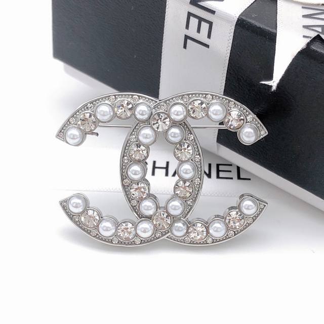 No. Xed0135 Chanel Xiaoxiang Pearl Double C Brooch Silver, high-end quality, the