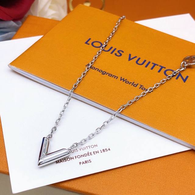 No. Lxl0036 Lv*Latest silver V necklace consistent Zp brass material