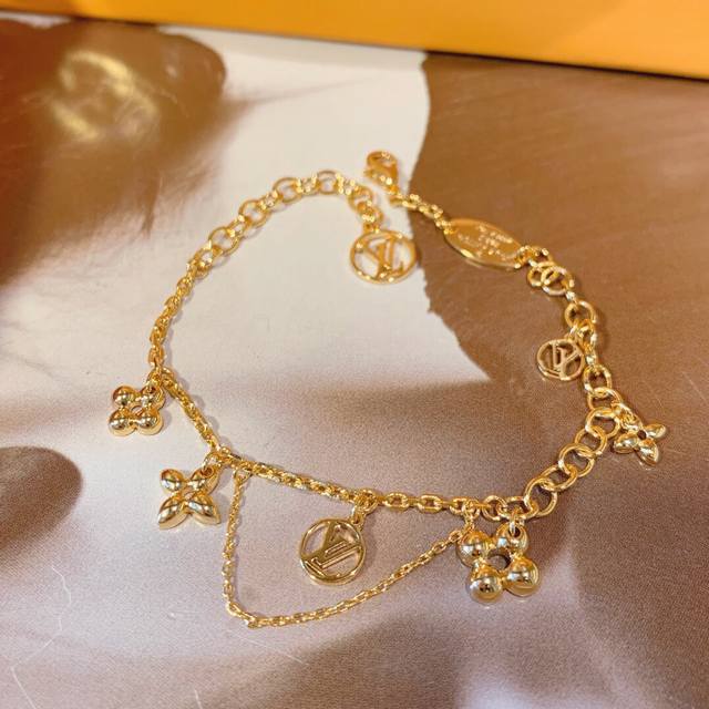 Bracelet No. Lsl0003 Necklace No. Lxl0001 Lou ** Vuitt ** Small Flower Bracelet