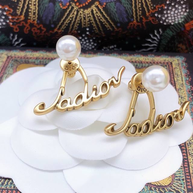 No. Ged0391 D's letter pearl earrings, same material 925 silver needle