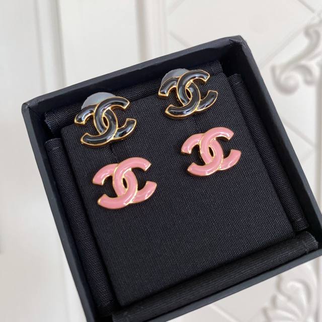 High quality details as shown in the picture Small enamel double C earrings for