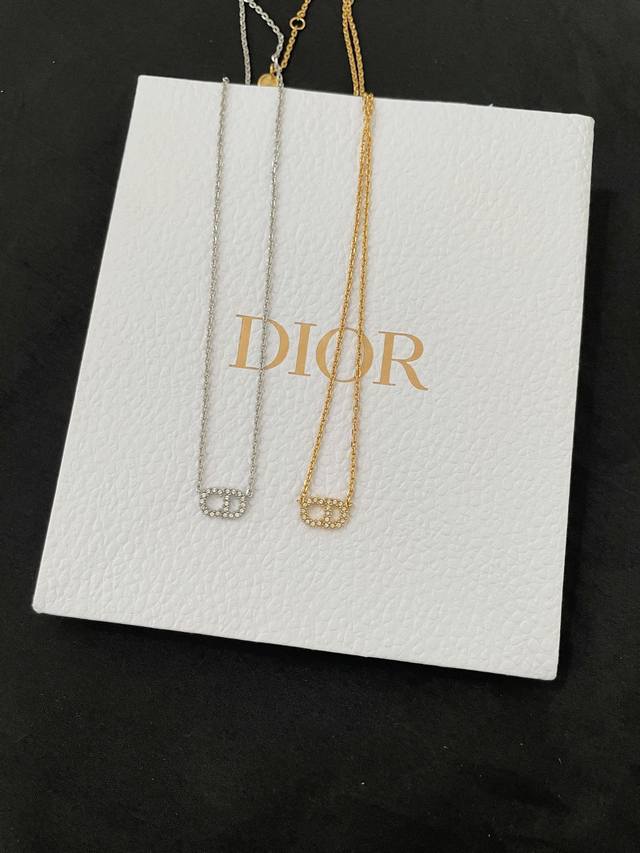 Necklace high quality details as shown in the picture Cd small necklace silver c