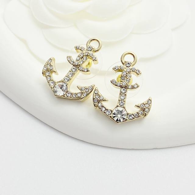 Code E2915 Chanel earrings are hot-selling and new Chan 25C light gold rhineston