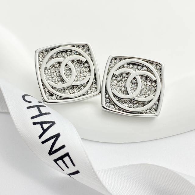 Code E2914 Chanel earrings are hot-selling and are available in the same time as