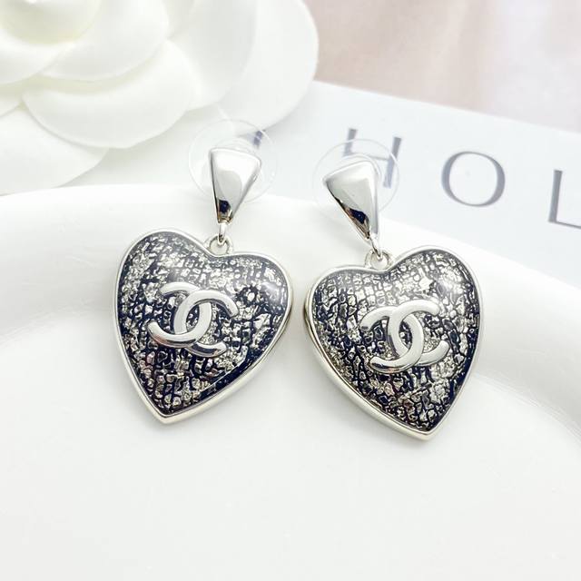 Code E2913 Chanel earrings are hot-selling and new products are available Chan 2
