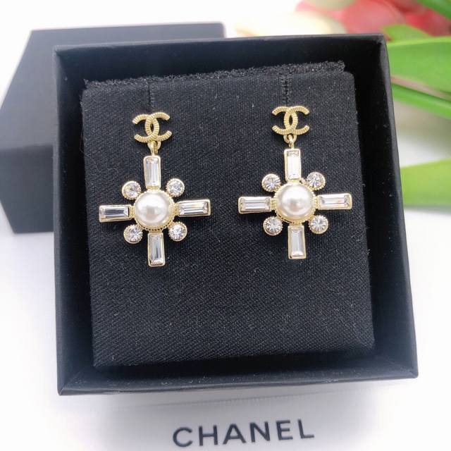 No. Xed0559 A very beautiful pair of long diamond double C pendant earrings, wit