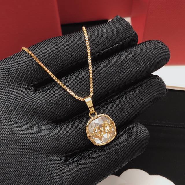 No. Valentino necklace pendant diamond three colors complete green white red