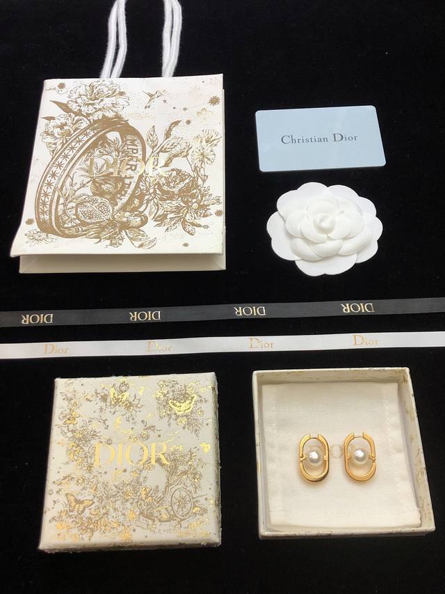 Dior earrings are hot-selling models and are now on sale. Dior pearl Cd earrings