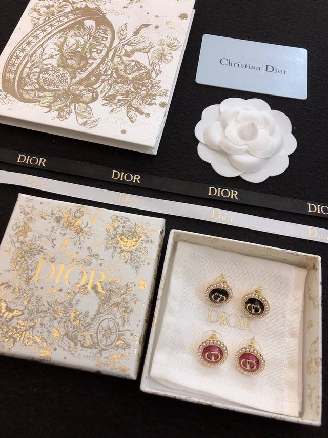 Dior's latest series. The large pearl earrings use the brand's logo elements and