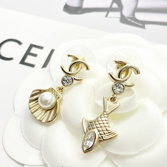 Code E2905 Chanel earrings are hot-selling and new. Chan 25C asymmetrical shell