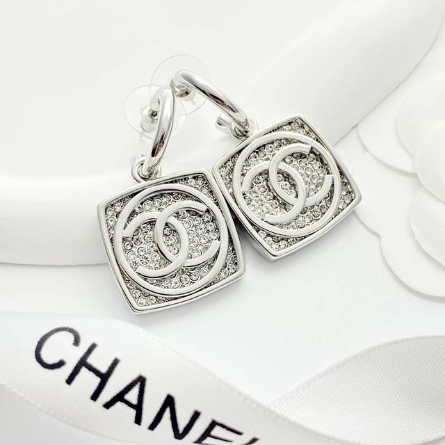 Code E2909 Chanel earrings are hot-selling and are available in the same time as