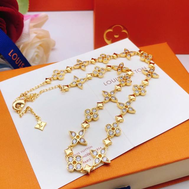 No. Lxl0133 Lv*Latest golden flower diamond necklace consistent Zp brass materia