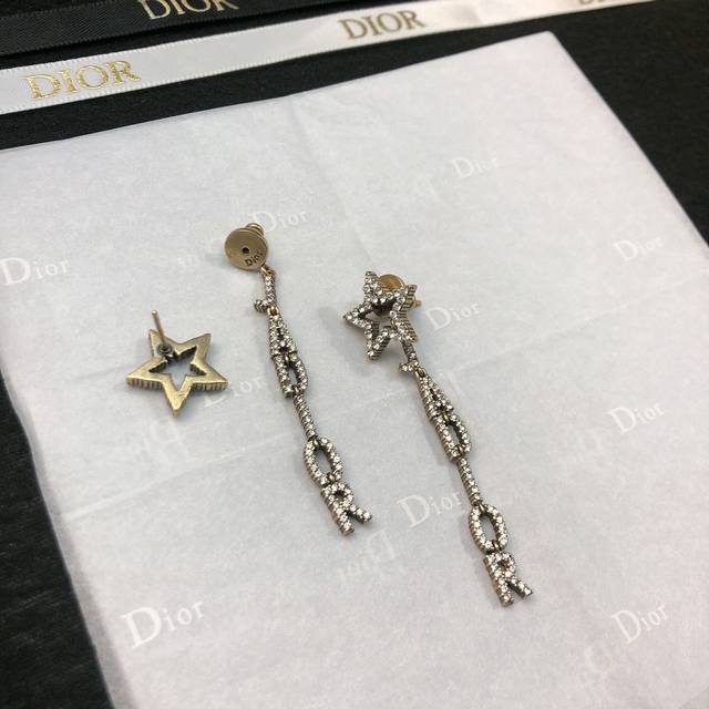 Dior Dior letter earrings new models are on sale at the counter. They are so bea